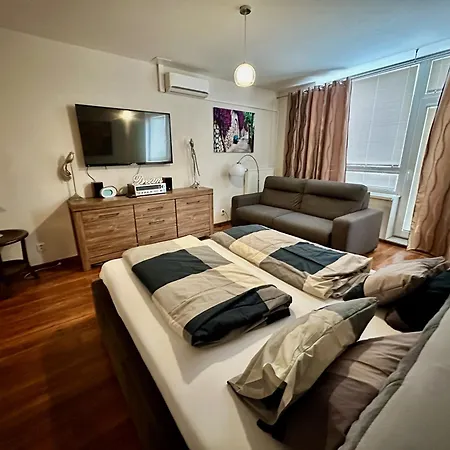 Unique Main Square - Ac - Balcony - Coffee Machine - Washer - Kitchen- Parking Available Free Public Or Paid Private For 20 Euro Per Please Read Our Emails Poprad